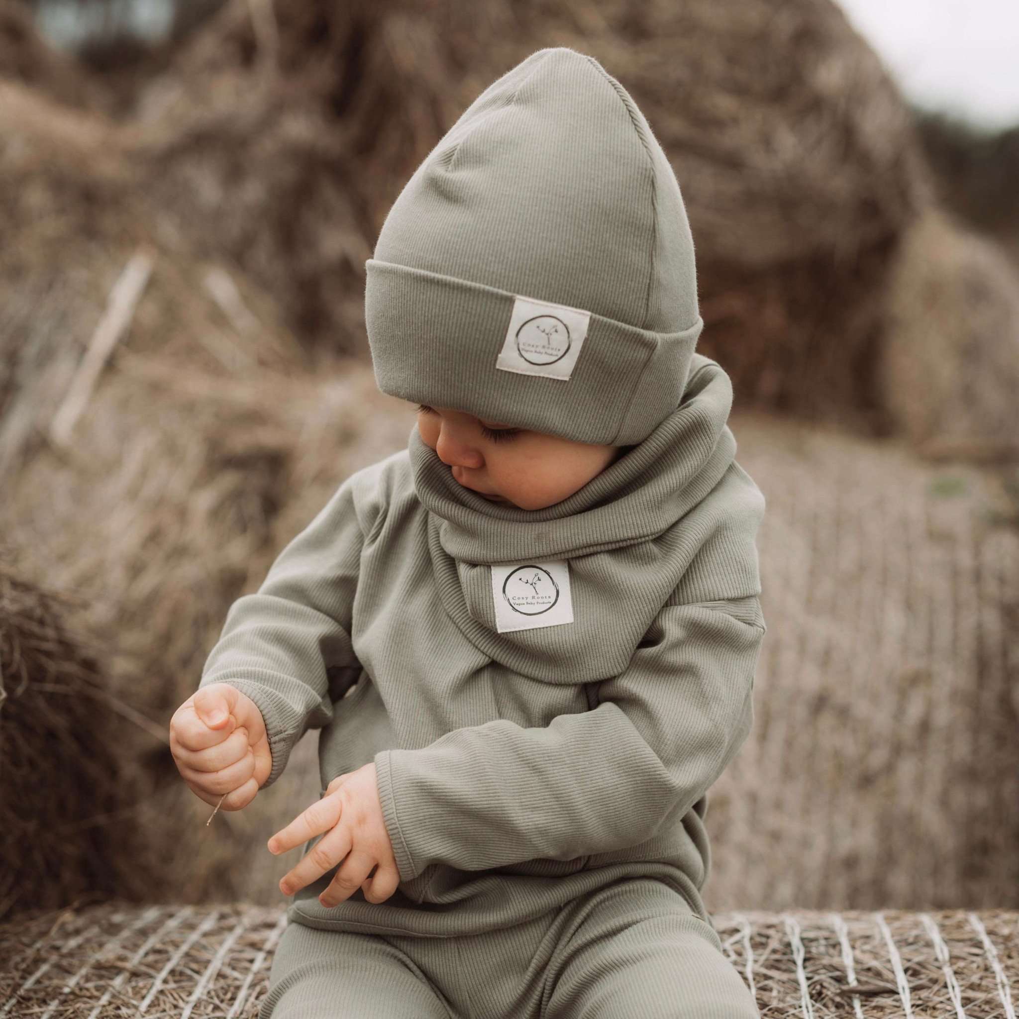 Kuschelig weiche Beanie aus GOTS-zertifizierter Bio-Baumwolle in unserer exklusiven Farbe Dusty Rose.  Die Beanie ist aus fein geripptem und sehr elastischem Stoff, sodass die Mütze mit wächst und Ihr lange Freude daran haben werdet.  Kreiere perfekte Looks indem Du die Beanie mit unseren Schühchen, Leggings und Schals kombinierst!