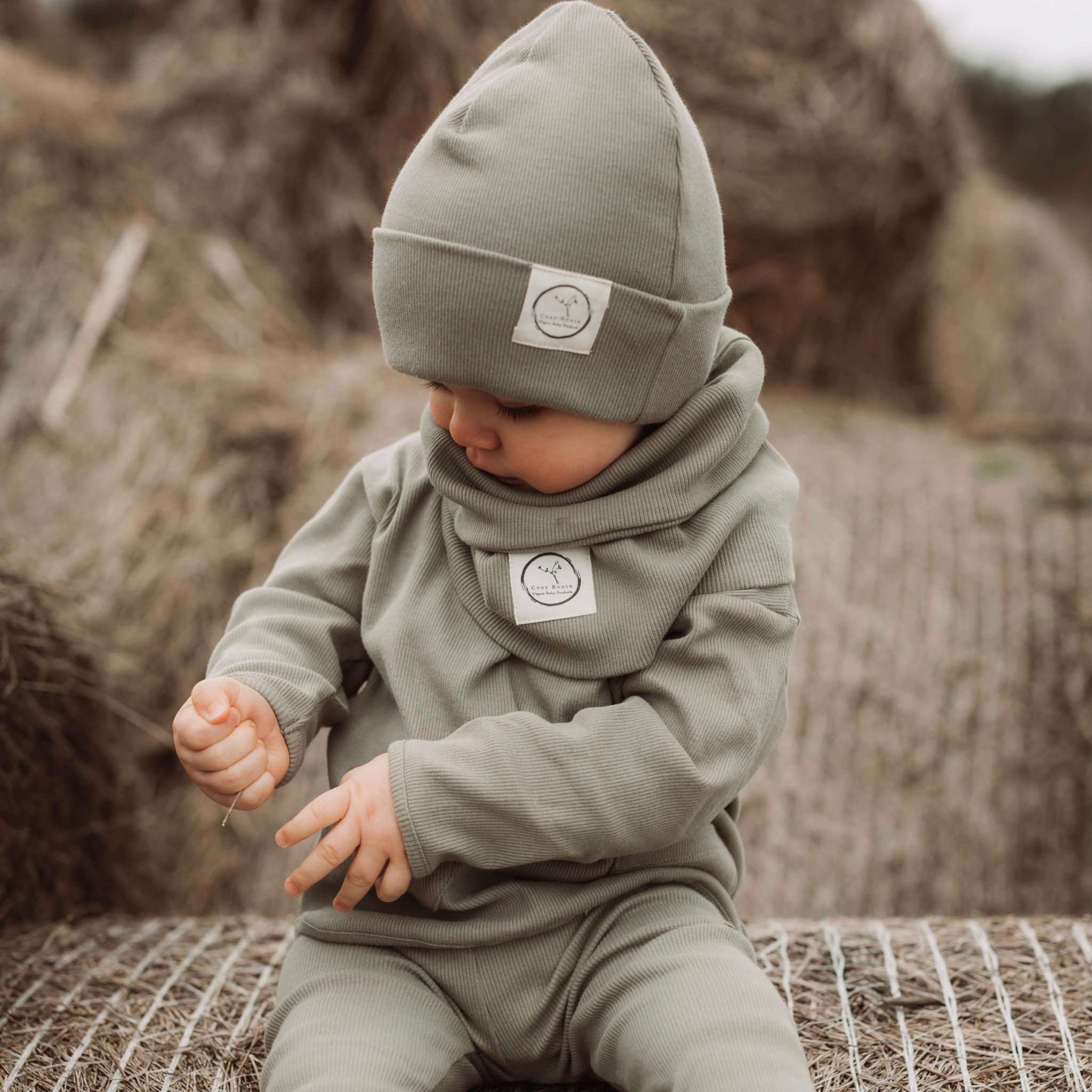 Kuschelig weiche Beanie aus GOTS-zertifizierter Bio-Baumwolle in unserer exklusiven Farbe Dusty Rose.  Die Beanie ist aus fein geripptem und sehr elastischem Stoff, sodass die Mütze mit wächst und Ihr lange Freude daran haben werdet.  Kreiere perfekte Looks indem Du die Beanie mit unseren Schühchen, Leggings und Schals kombinierst!